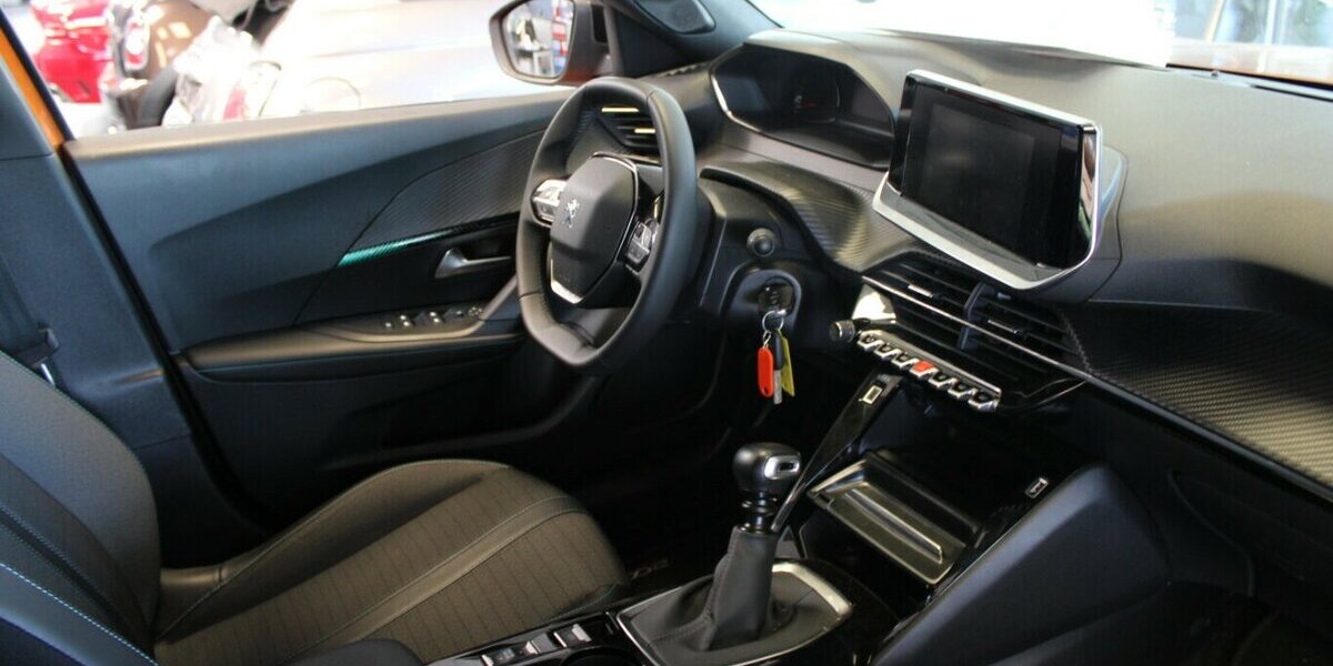 Peugeot 2008 PureTech 100 Allure 44.792 km 14.980 &euro; Euskirchen 53881