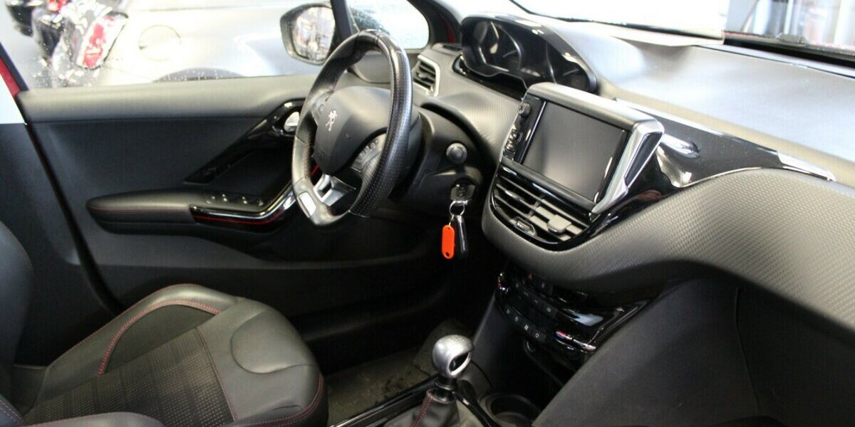 Peugeot 2008 PureTech 130 GPF GT-line - Panoramadach - AHK 107.572 km 9.980 &euro; Euskirchen 53881